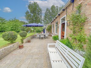 Outdoor dining - Characteristic house with a large garden (Oudelande)
