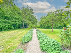Property grounds - Characteristic house with a large garden (Oudelande)