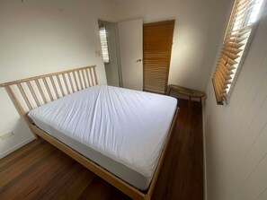 Room - Cosy unit with outdoor area. 6 min walk to the sand 10 mins walk to town. (Evans Head)