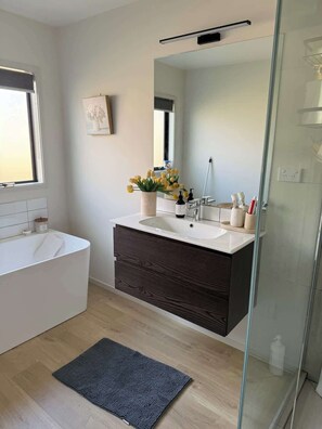 Shower, hair dryer - Bedroom (Jack's Point)