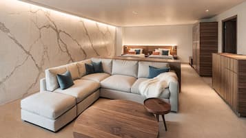Luxury Suite | Down comforters, minibar (some free items), in-room safe, cribs (free)