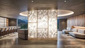 A modern hotel lobby with a bar area, seating, and a large decorative wall. - ANDO HOTEL RETREAT HAKONEGOURA (Hakone)