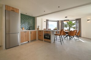 Wasserkocher mit Kaffee-/Teezubehör, Kühlschrank, Mikrowelle, Ofen