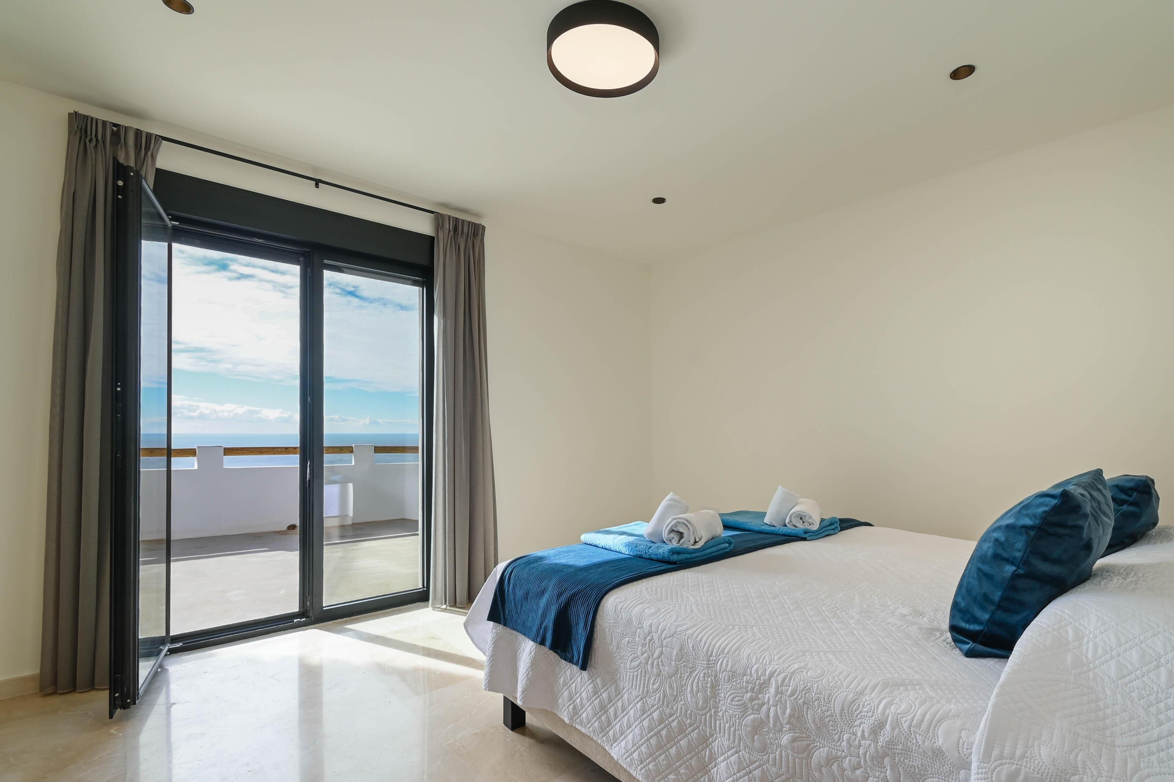 4 habitaciones, tabla de planchar con plancha, wifi y ropa de cama 