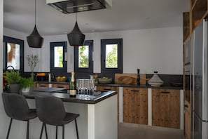 Wasserkocher mit Kaffee-/Teezubehör, Kühlschrank, Mikrowelle, Ofen