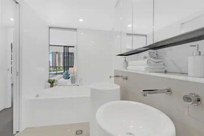 Douche, sèche-cheveux, serviettes fournies, savon