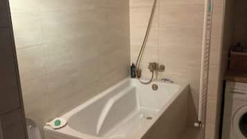 Douche, sèche-cheveux, serviettes fournies, savon