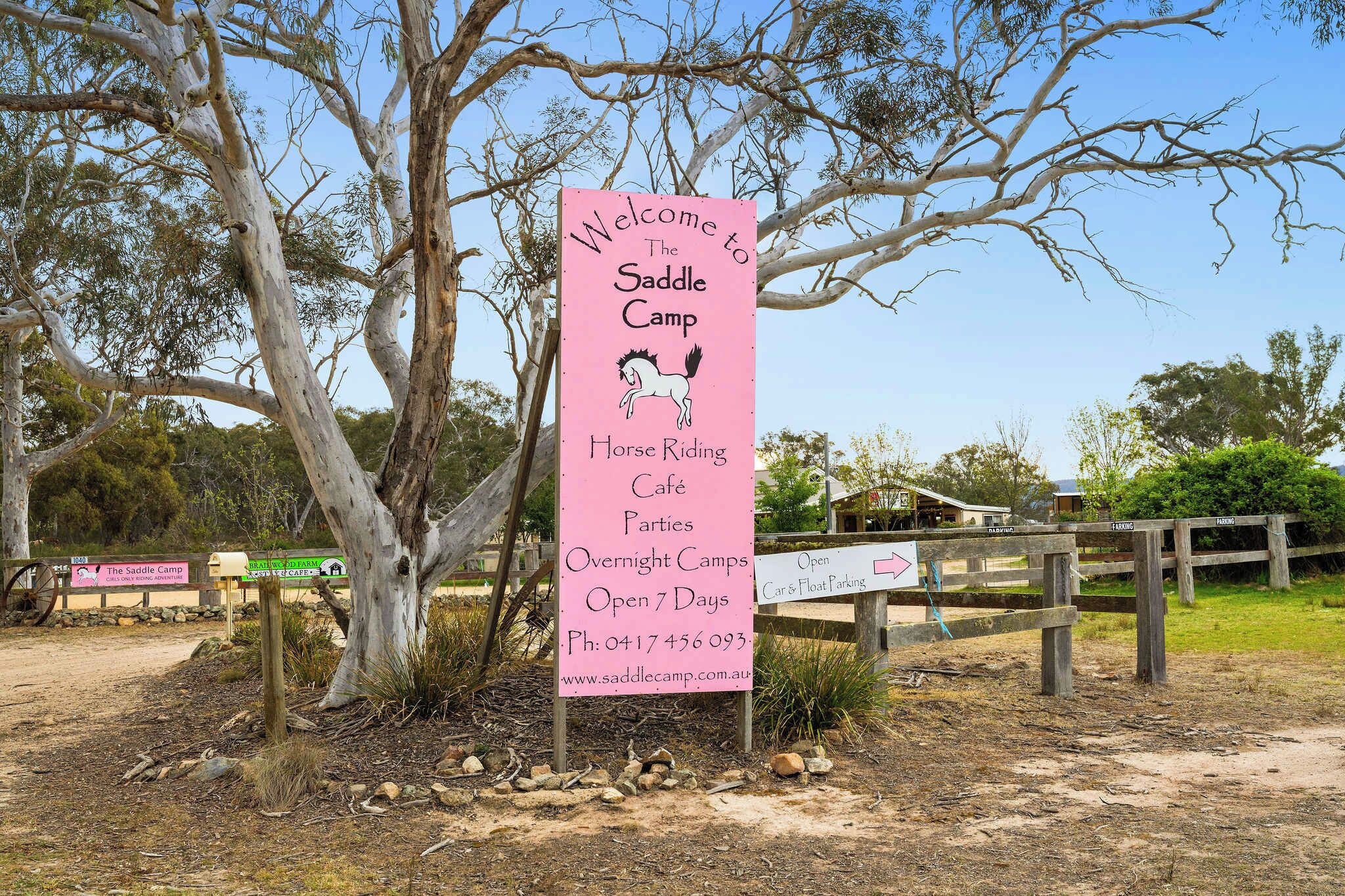 Willkommen im Saddle Camp – hier gibt es Reiten, ein Café, Feiern und Übernachtungsmöglichkeiten.