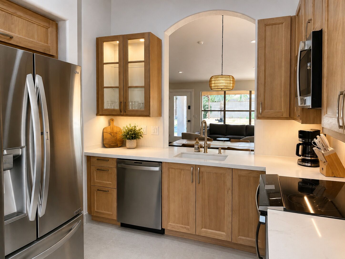 Una cocina moderna con electrodomésticos de acero inoxidable, armarios de madera y una isla central con pileta.