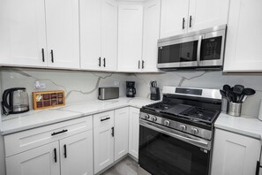 Fridge, microwave, oven, stovetop - Cozy 3BR Retreat Near Medical District & West Loop (Chicago)