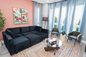 Smart TV - Cozy 3BR Retreat Near Medical District & West Loop (Chicago)