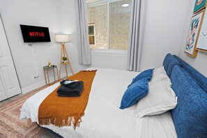 3 bedrooms, iron/ironing board, travel cot, free WiFi - Cozy 3BR Retreat Near Medical District & West Loop (Chicago)