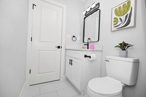 Shower, hair dryer, towels, soap - Cozy 3BR Retreat Near Medical District & West Loop (Chicago)