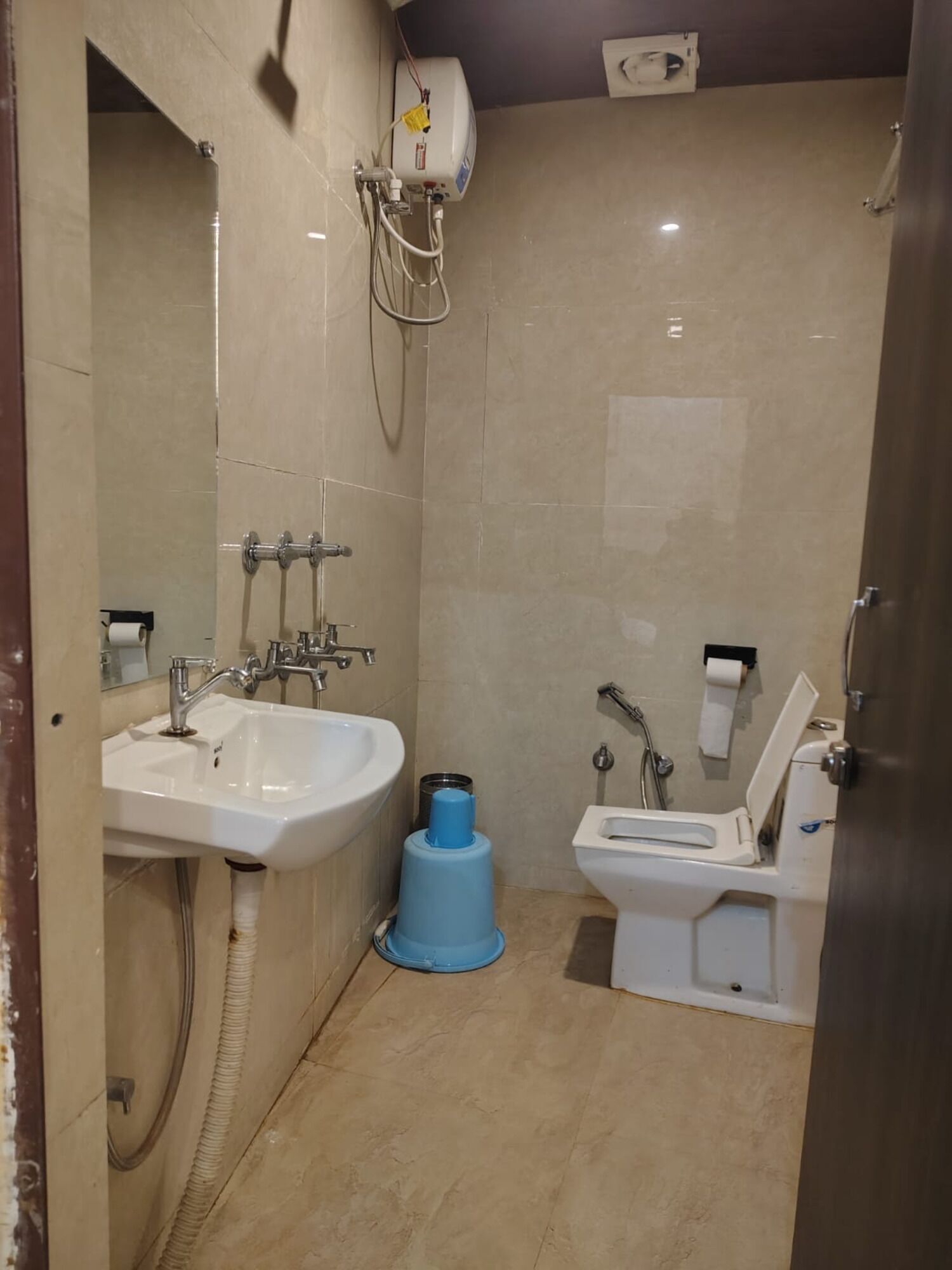 Driepersoonskamer, uitzicht op stad | Badkamer | Een douche, gratis toiletartikelen, handdoeken