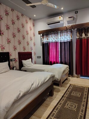 Desk, free WiFi - Swastika Inn Ayodhya (Ayodhya)