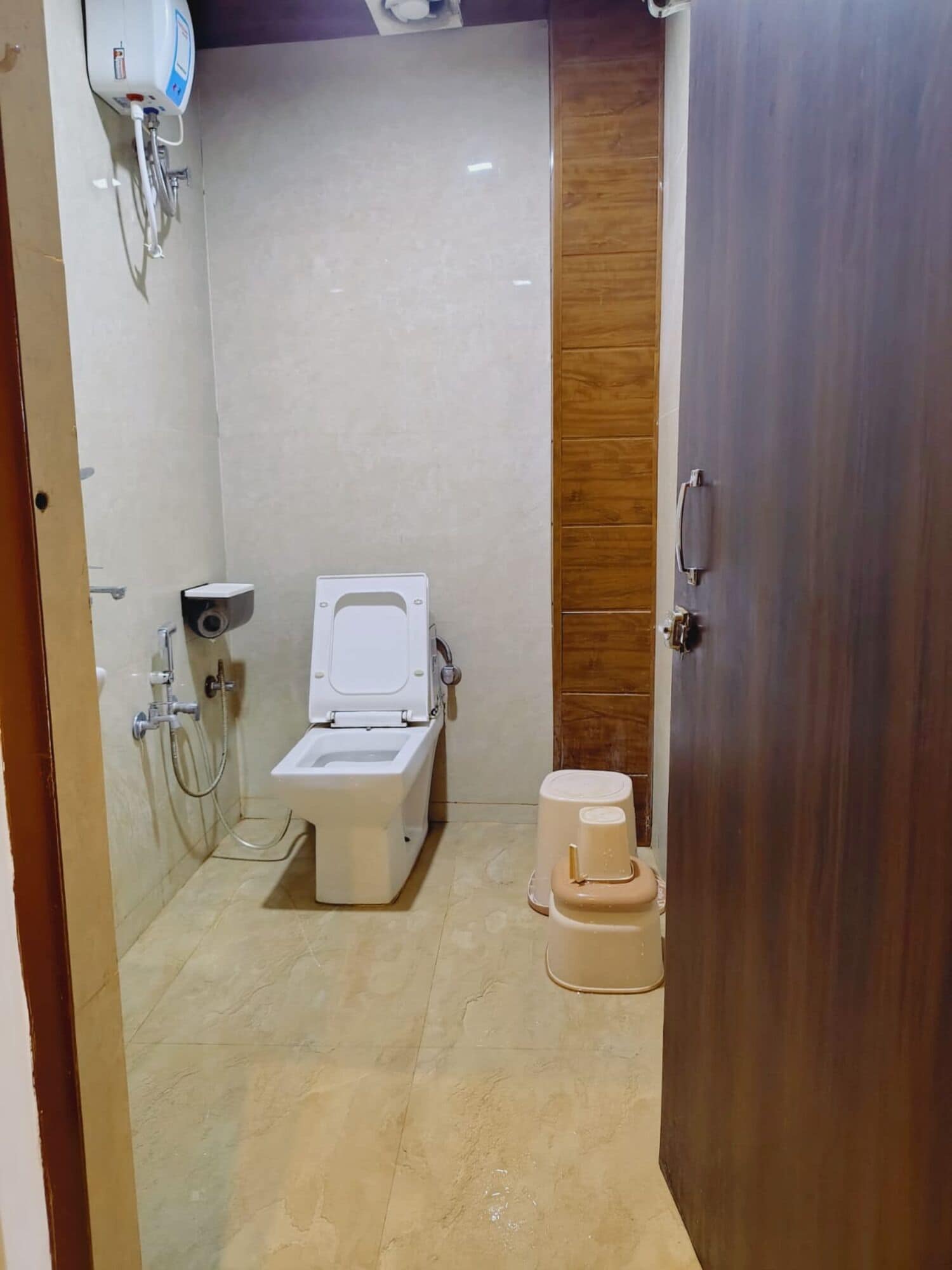 Deluxe tweepersoonskamer, uitzicht op de stad | Badkamer | Een douche, gratis toiletartikelen, handdoeken