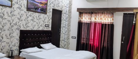 Triple Room, City View | Desk, free WiFi