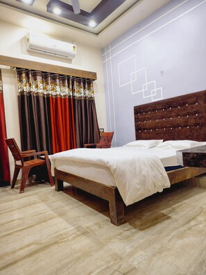 Desk, free WiFi - Swastika Inn Ayodhya (Ayodhya)