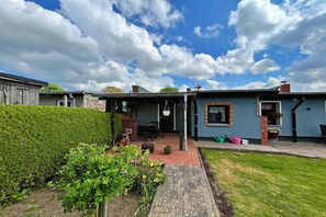 Exterior - Delightful Apartment with Terrace, Garden, Bicycle Storage (Kröpelin)