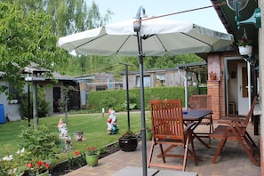 Outdoor dining - Delightful Apartment with Terrace, Garden, Bicycle Storage (Kröpelin)