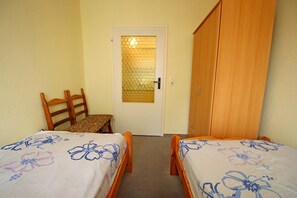 Room - Delightful Apartment with Terrace, Garden, Bicycle Storage (Kröpelin)