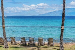 Ein Strand mit Liegen und Blick aufs Meer.