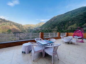 Outdoor dining - Sach Hotel & Resort Masoori (Dhanaulti)