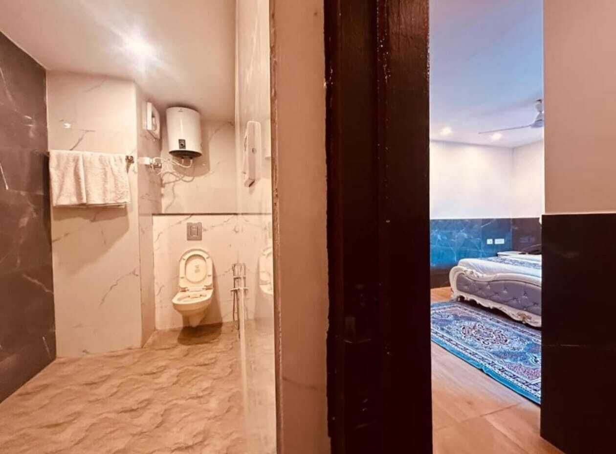 Luxury Room | Desk