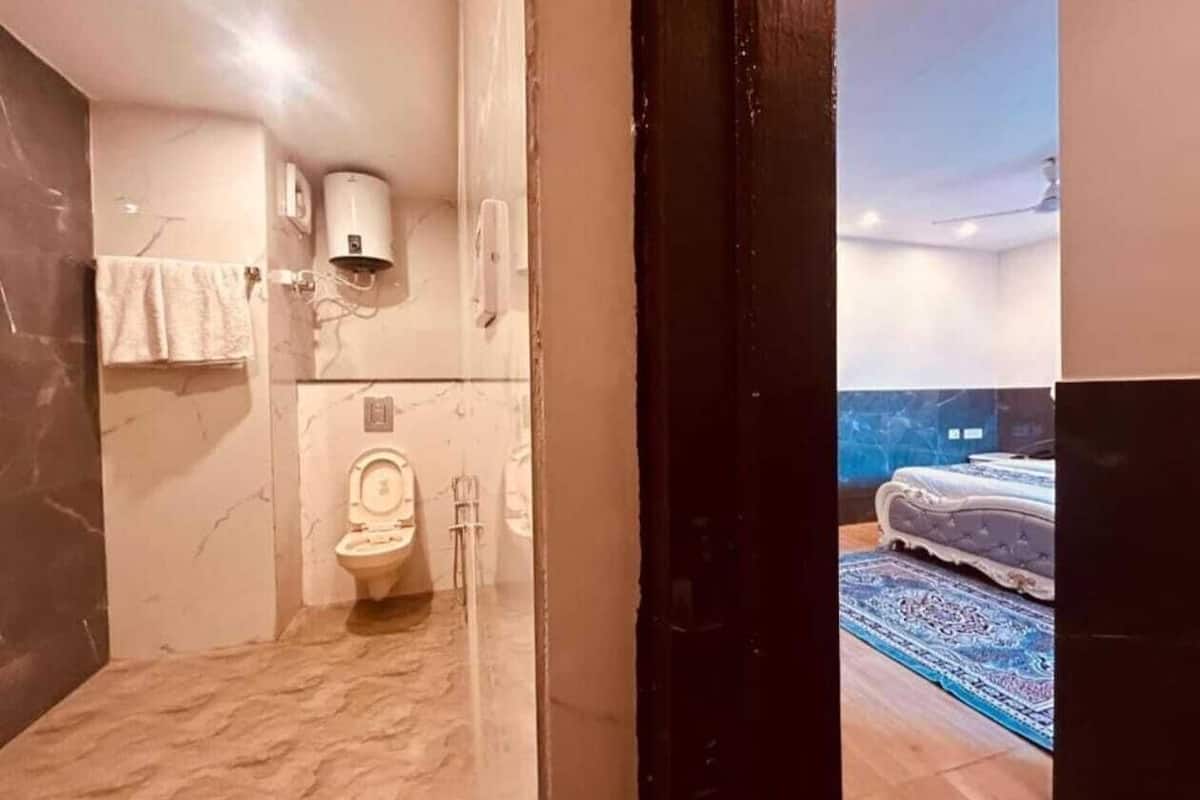 Luxury Room | Desk