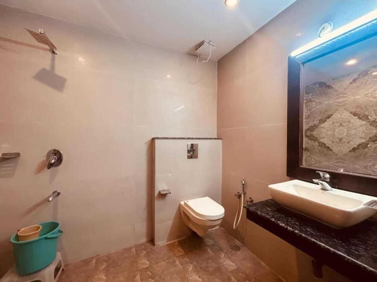 Luxury Room | Bathroom | Shower, free toiletries, towels, toilet paper