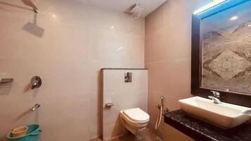Luxury Room | Bathroom | Shower, free toiletries, towels, toilet paper
