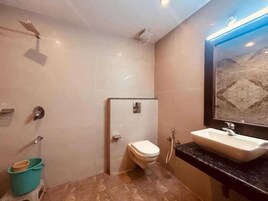 Habitación de lujo | Baño | Ducha, artículos de higiene personal gratuitos y toallas