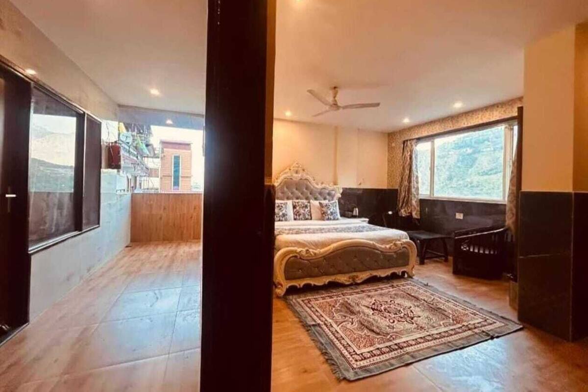 Luxury Room | Desk