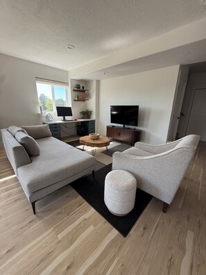Smart TV, fireplace, foosball, stereo - 6,000 sq ft luxury Springville estate. 5BR/4.5BA, dual suites & stunning views. (Springville)