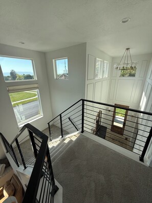 Interior - 6,000 sq ft luxury Springville estate. 5BR/4.5BA, dual suites & stunning views. (Springville)