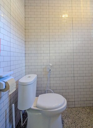 Villa - 2 soveværelser | Badeværelse | Bruser, bidet, håndklæder