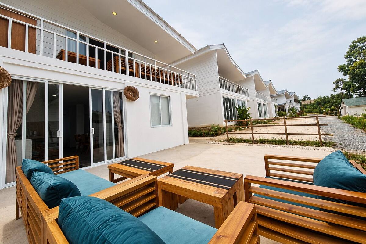 Villa familiar, balcón, vista a la colina | Terraza o patio