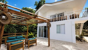 Villa familiale, balcon, vue sur la colline | Terrasse/patio