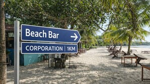 A beach bar sign with an arrow pointing right, indicating the direction to the beach bar. - Samsara - Villa Cappucino (Koh Rong)