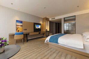 Desk, laptop workspace, free WiFi - Yasite Hotel Yuyuan Road Metro Station (Kunming)