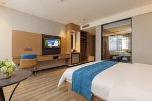 Superior Single Room, Balcony, City View | Desk, laptop workspace, free WiFi - Yasite Hotel Yuyuan Road Metro Station (Kunming)