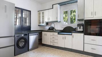 Fridge, oven, stovetop, dishwasher