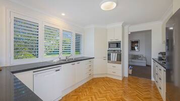 Fridge, microwave, stovetop, dishwasher