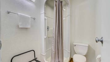 Een douche, handdoeken