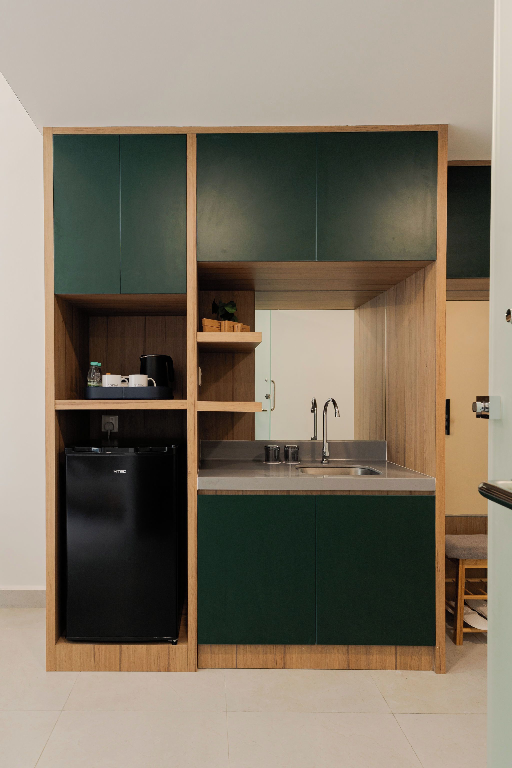 Una cocina compacta equipada con lavavajillas, cafetera y pileta.
