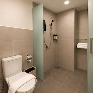 Standard Double Room | Bilik Mandi | Kelengkapan dandanan diri percuma, pengering rambut, tuala disediakan 