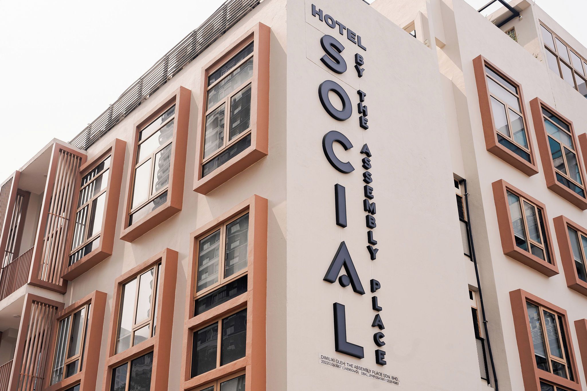 Un hotel con un letrero llamativo que dice 'Hotel by Social Assembly Place'.