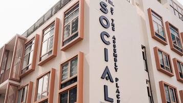 Un hotel con un letrero llamativo que dice 'Hotel by Social Assembly Place'.