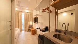 Una cocina moderna con un lavamanos, encimera y una silla de madera.
