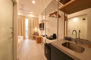 Standard Single Room, Balcony, City View | Bahagian dalam